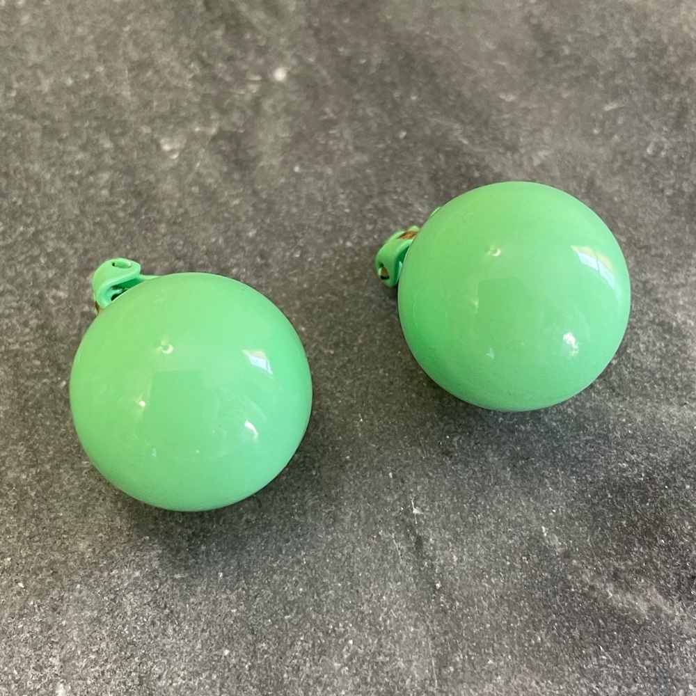 Vintage 60s Green Enamel Clip-On Earrings - Picture 14 of 15